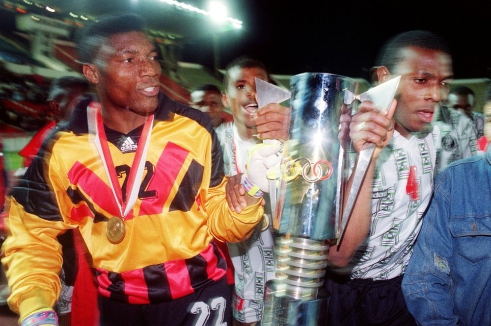 Peter Rufai (g) avec le trophée de la Coupe d'Afrique des Nations en 1994. AFP