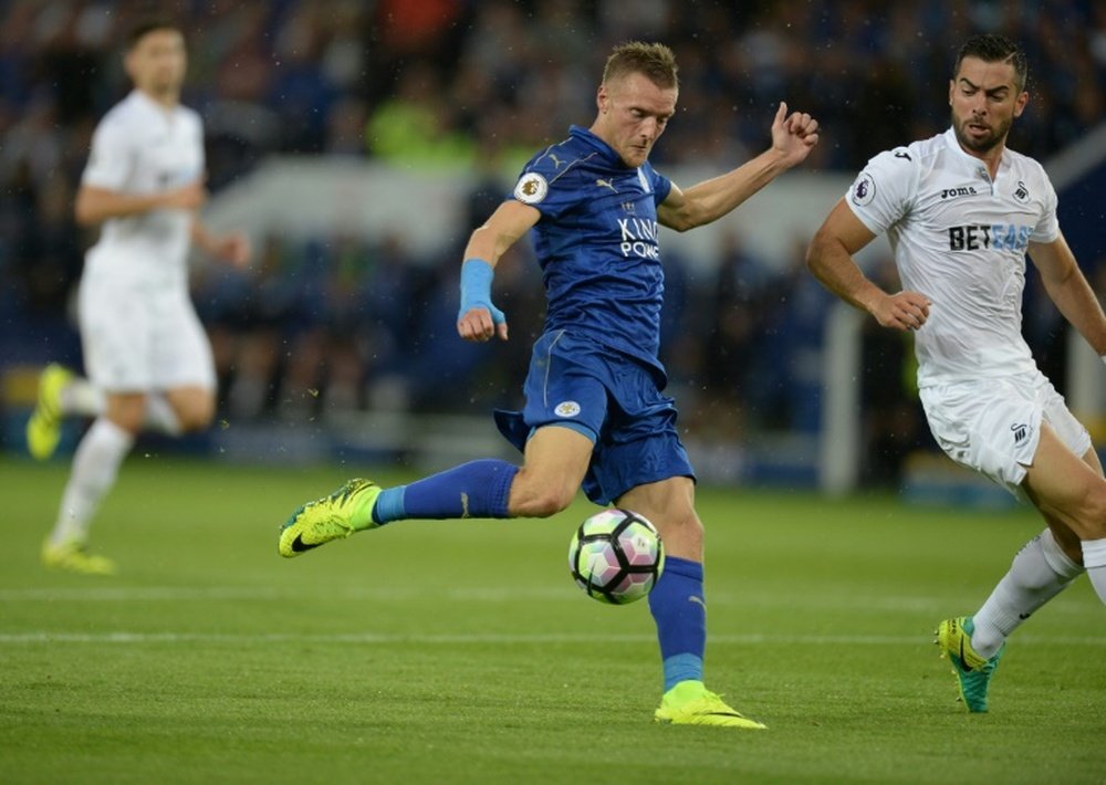 Leicester e Swansea empataram em 1-1. AFP
