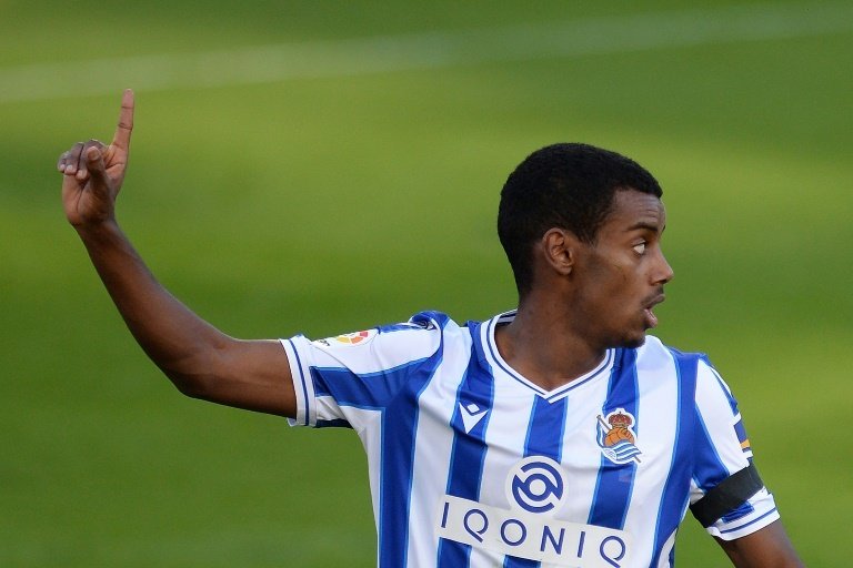 Isak le metió tres goles en dos partidos al Cádiz la pasada temporada. AFP