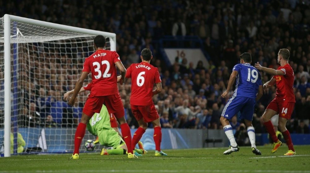 La Premier, en bandeja para el Chelsea tras el empate ante el Liverpool. AFP