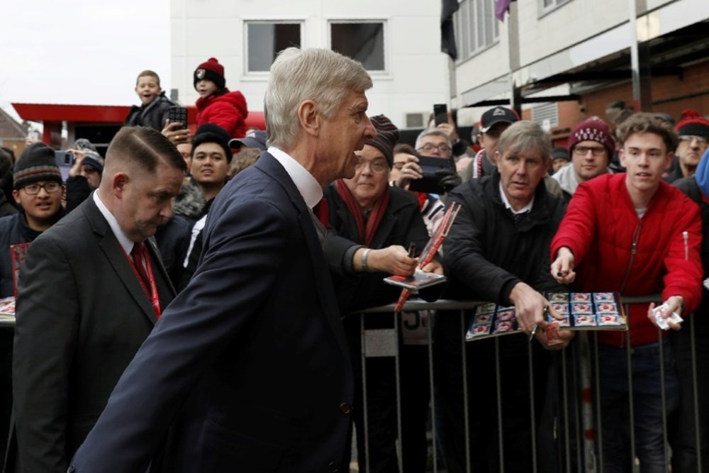 Wenger vows to stick with troubled Arsenal