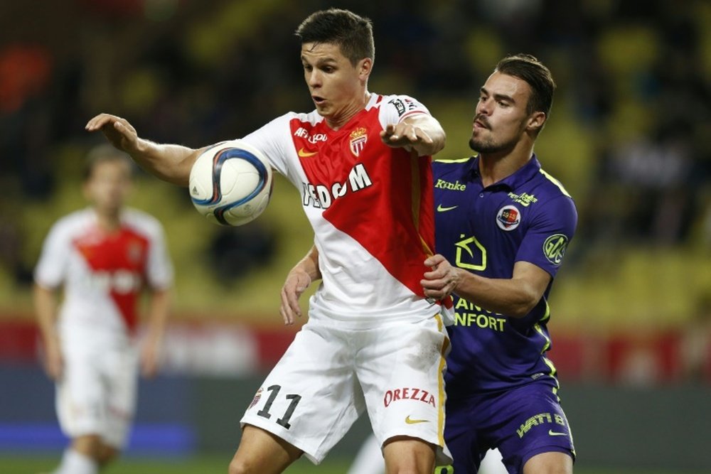 Monacos Argentinian forward Guido Carrillo (L) vies with Caens French defender Damien Da Silva during the French L1 football match on December 2, 2015 at the Louis II Stadium in Monaco