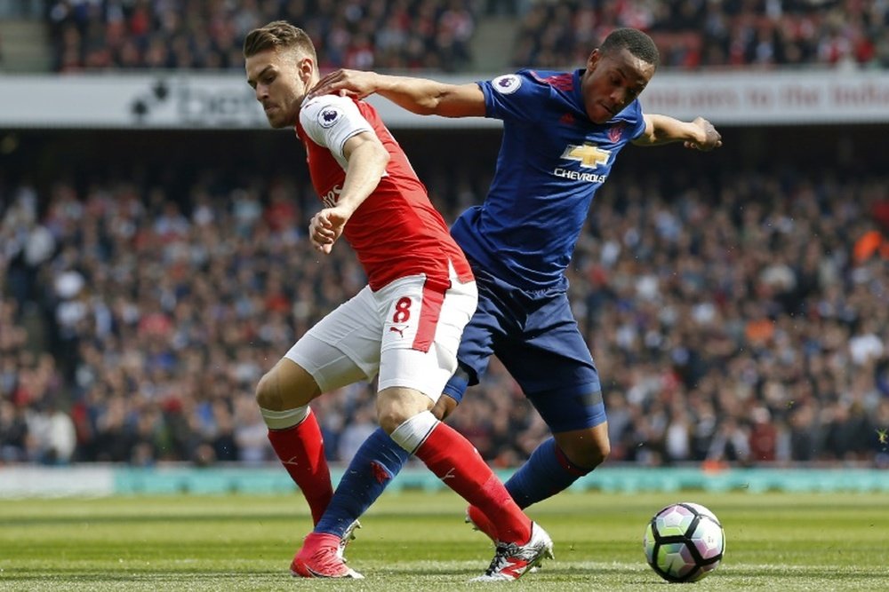 Arsenal y Chelsea pelean por no perder puntos con respecto a la cabeza de la tabla. AFP