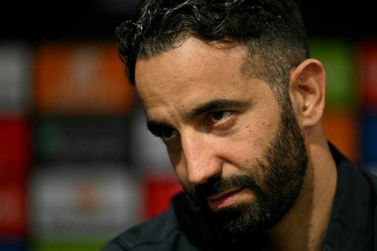Amorim pagará para que funcionários do United possam ir à final da Europa League. AFP