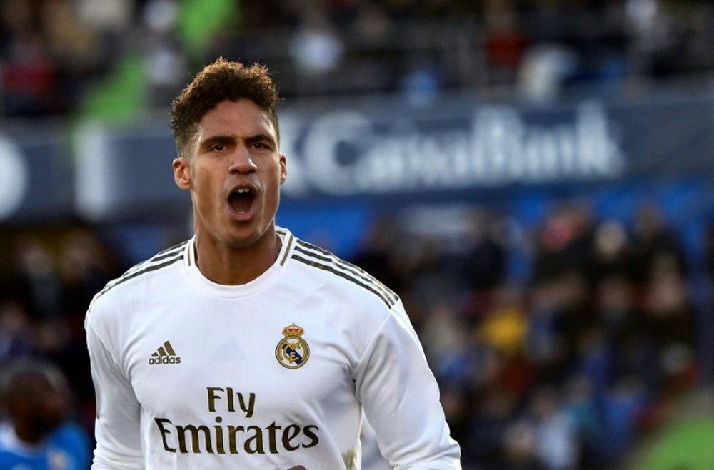 Raphael Varane was presented at Old Trafford. Captura/DAZN