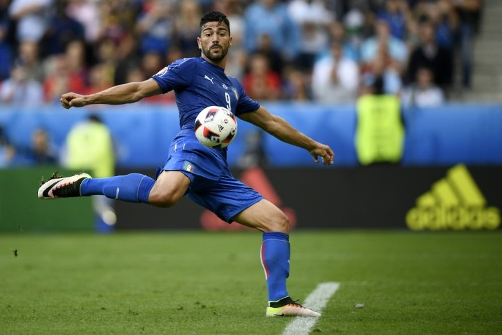 L'Italien Graziano Pelle marquant le deuxième but de son équipe durant Espagne-Italie à l'Euro. AFP