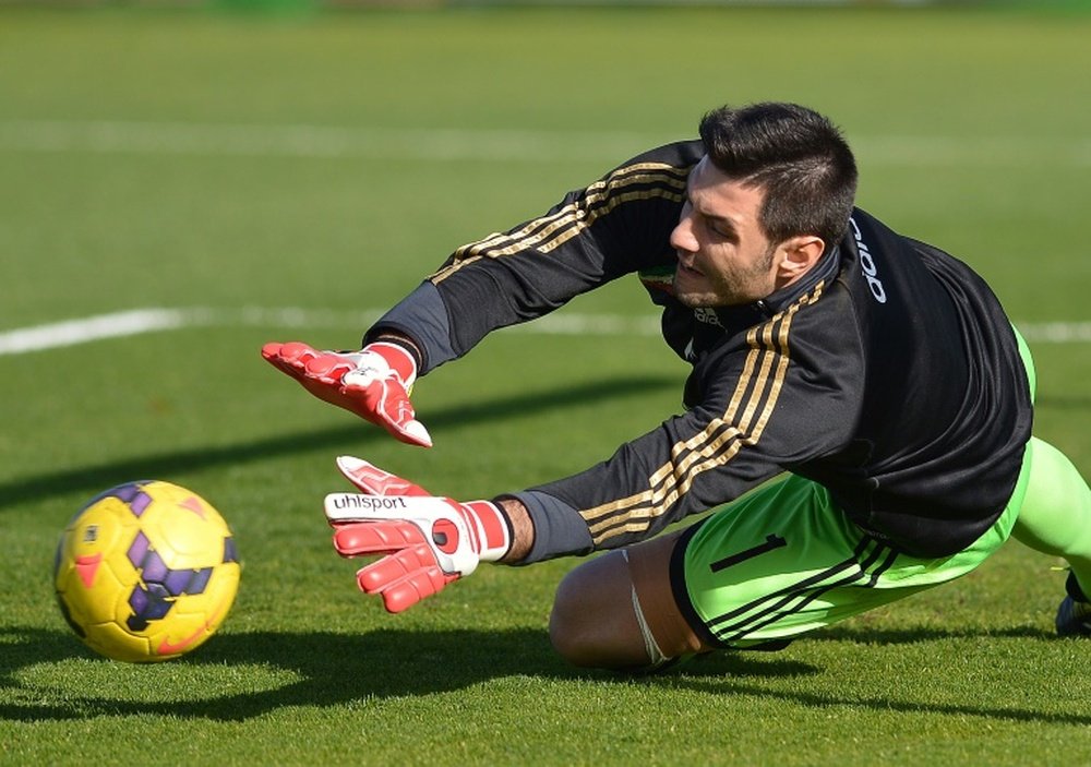 Goalkeeper Marco Amelia has agreed a contract until the end of the season with Chelsea and will be available for the team when they return to Premier League action against Aston Villa at Stamford Bridge on October 17