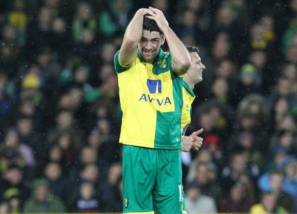 Robbie Brady podría recibir la llamada del flamante campeón de la Premier League. AFP