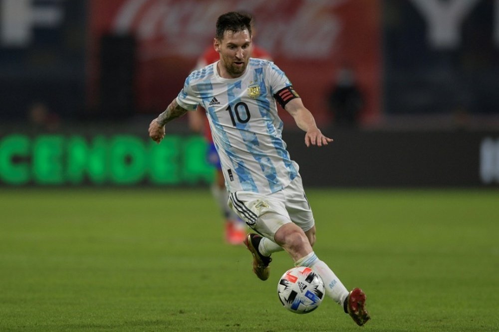 Messi es uno de esos jugadore a los que les cuesta tirarse. AFP/Archivo
