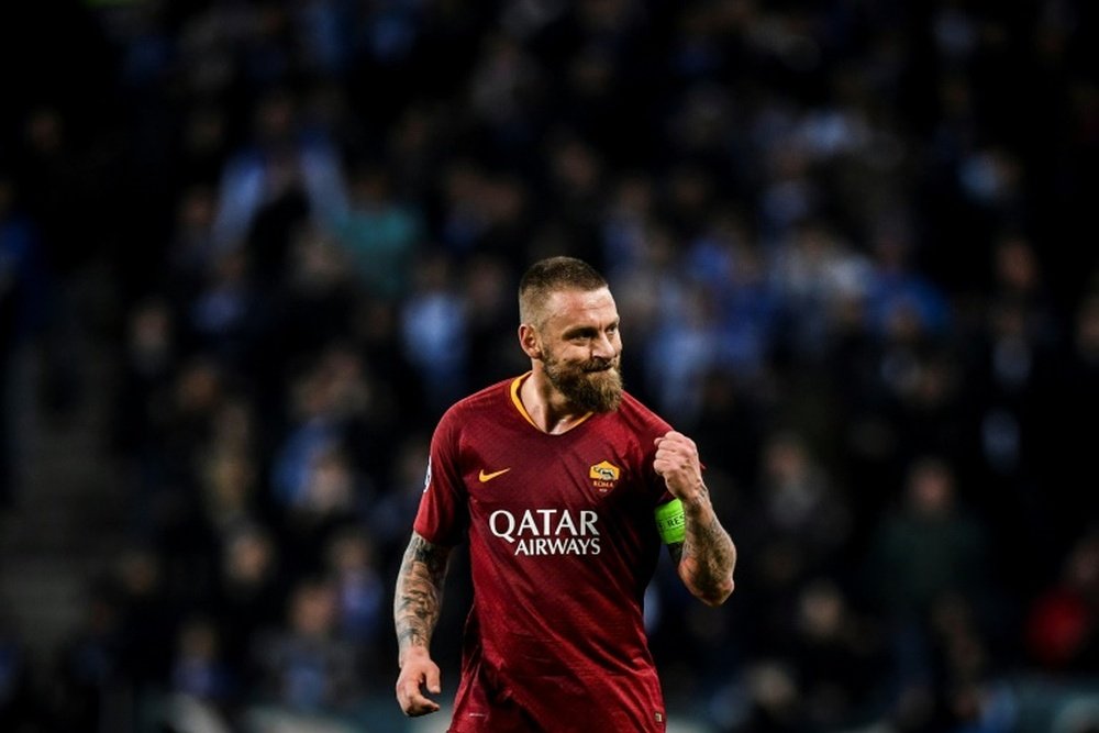 De Rossi pensa em deixar carreira de jogador, mas cogita atuar pela Fiorentina. AFP