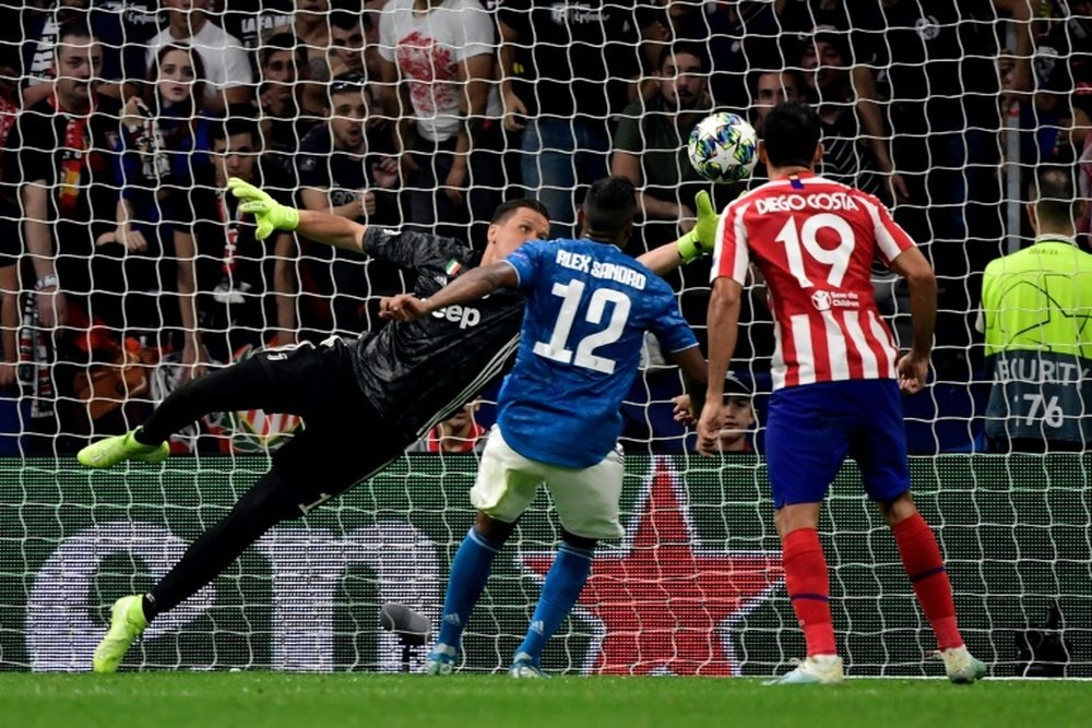 Juventus goalkeeper Wojciech Szczesny (L) couldn't keep out Hector Herrera's 90th-minute header as Atletico Madrid snatched a 2-2 draw