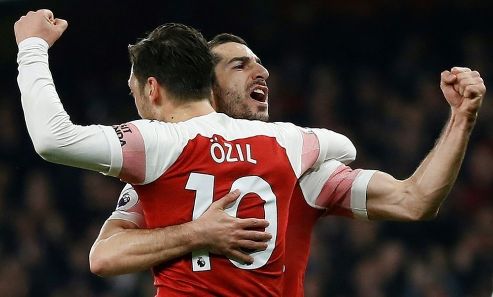 El Arsenal quiere desprenderse de Özil y Mkhitaryan. AFP