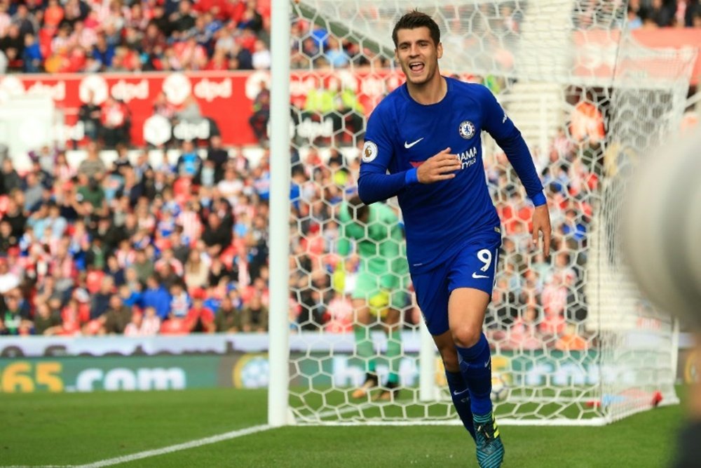 Álvaro Morata marcó su primer 'hat trick' en la Premier. AFP