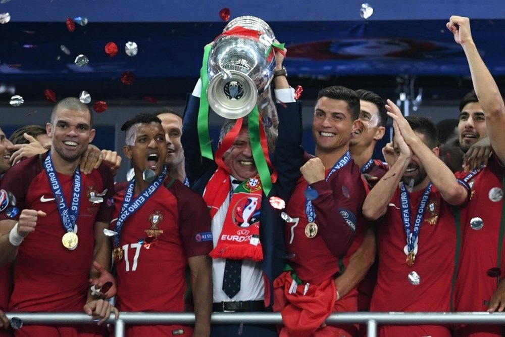 La selección de Portugal tiene ante sí un nuevo reto como campeona de Europa. AFP