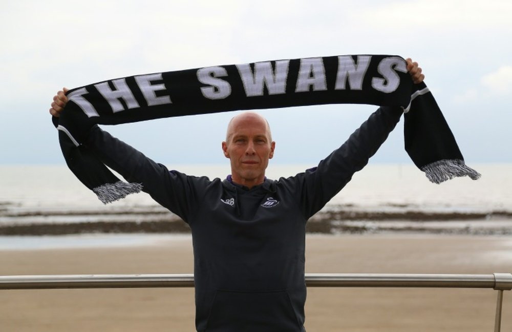 Bradley fue presentado como nuevo técnico del Swansea. AFP
