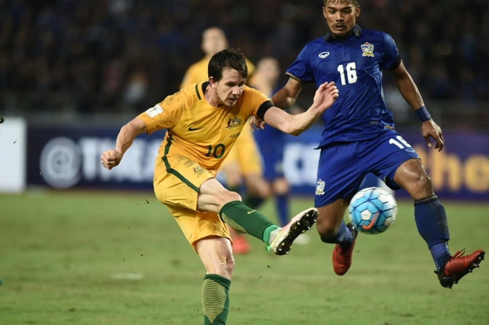 Australian player Robbie Kruse (L)  has already passed a medical at his new club Liaoning. AFP