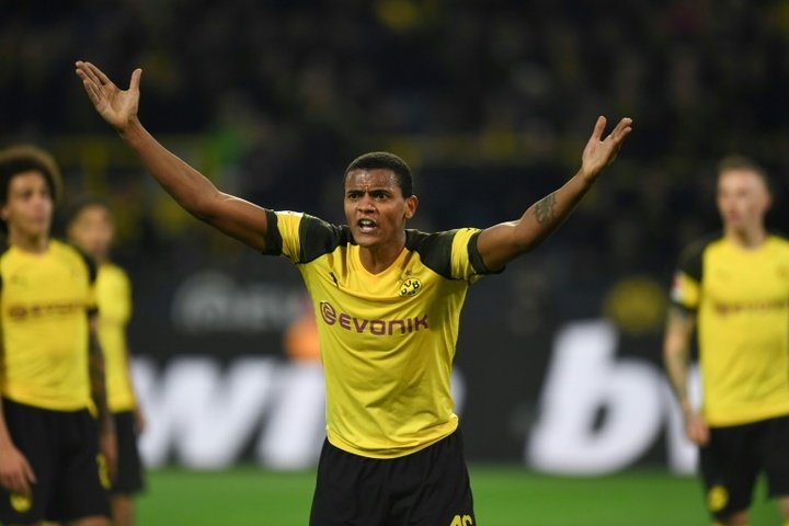 Man City bolster defence by signing Akanji of Dortmund