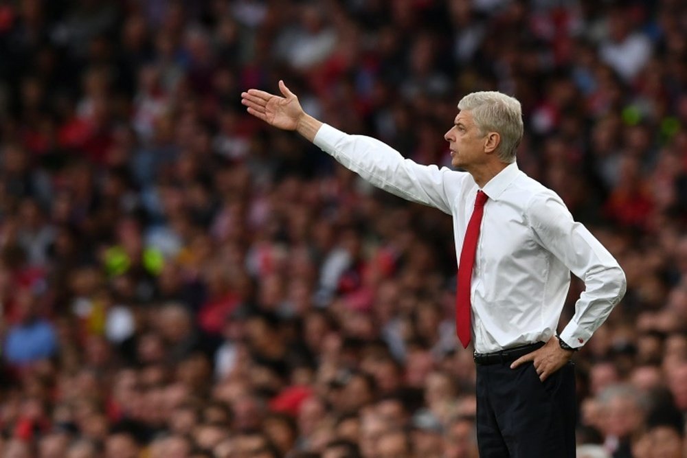 El histórico entrenador del Arsenal ha hecho debutar ya a unos 80 futbolistas. AFP