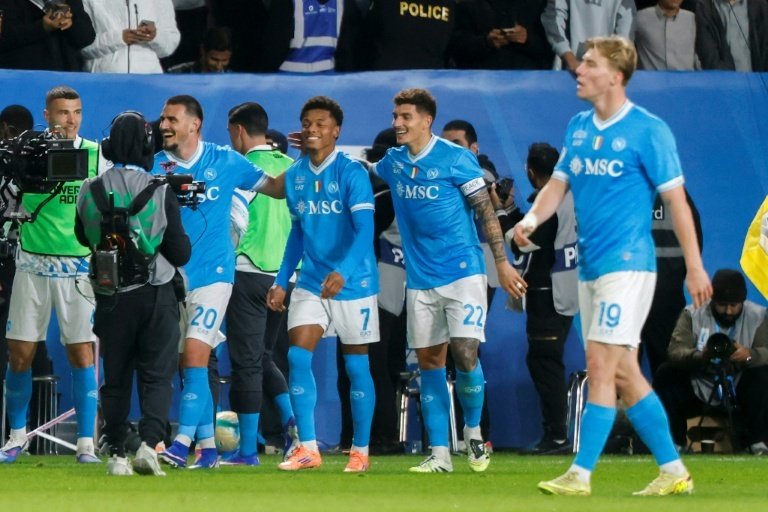 Neres abraza al Nápoles y a la Supercoppa