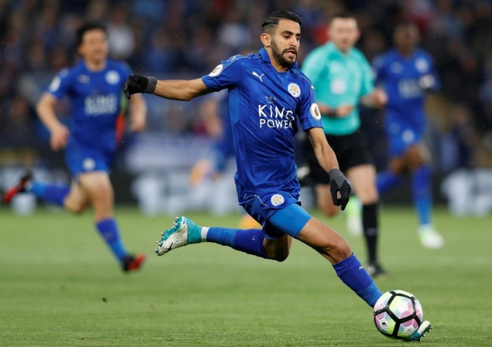 El argelino quiere salir del Leicester, y el Barcelona es una de sus mejores opciones. AFP