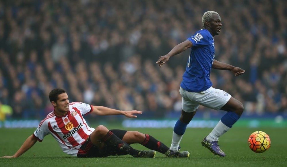 Sunderlands midfielder Jack Rodwell (L) clashes with Evertons striker Arouna Kone during an English Premier League football match in Liverpool on November 1, 2015