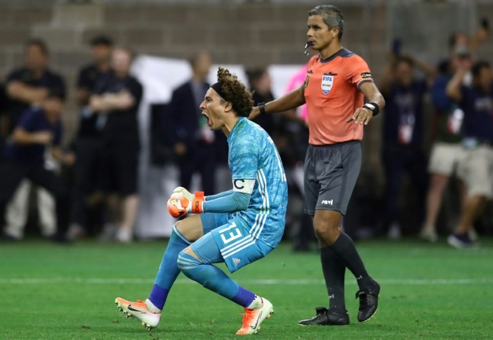 Ochoa jugó lesionado la final de la Copa Oro. AFP