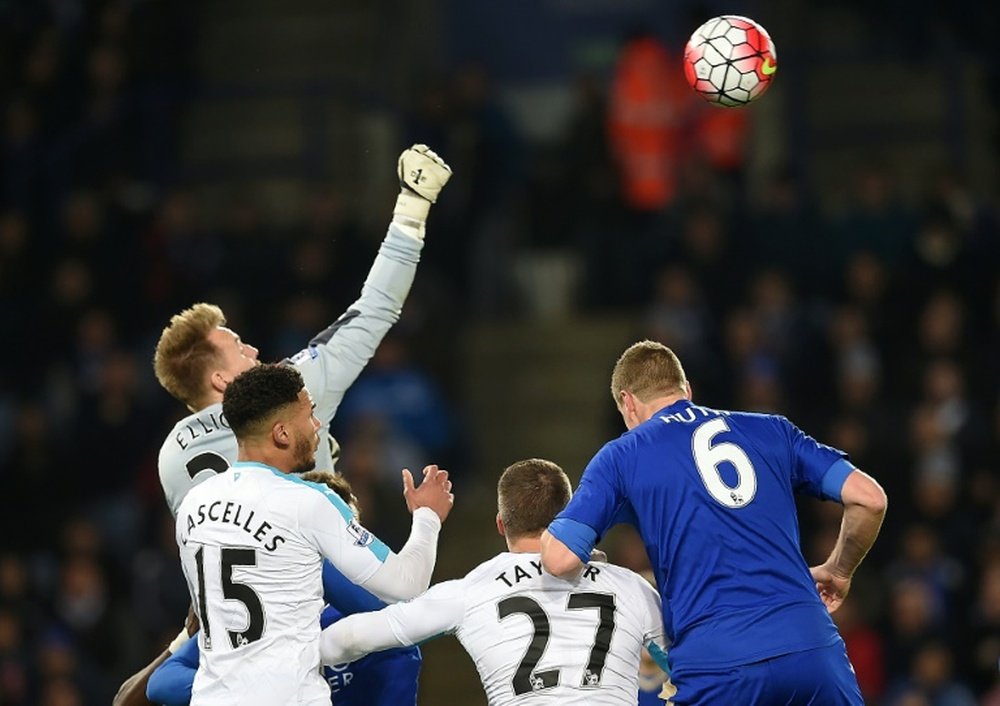 Newcastles goalkeeper Robert Elliot (L) defends his goal during the English Premier League football match between Leicester City and Newcastle at King Power Stadium in Leicester, central England on March 14, 2016