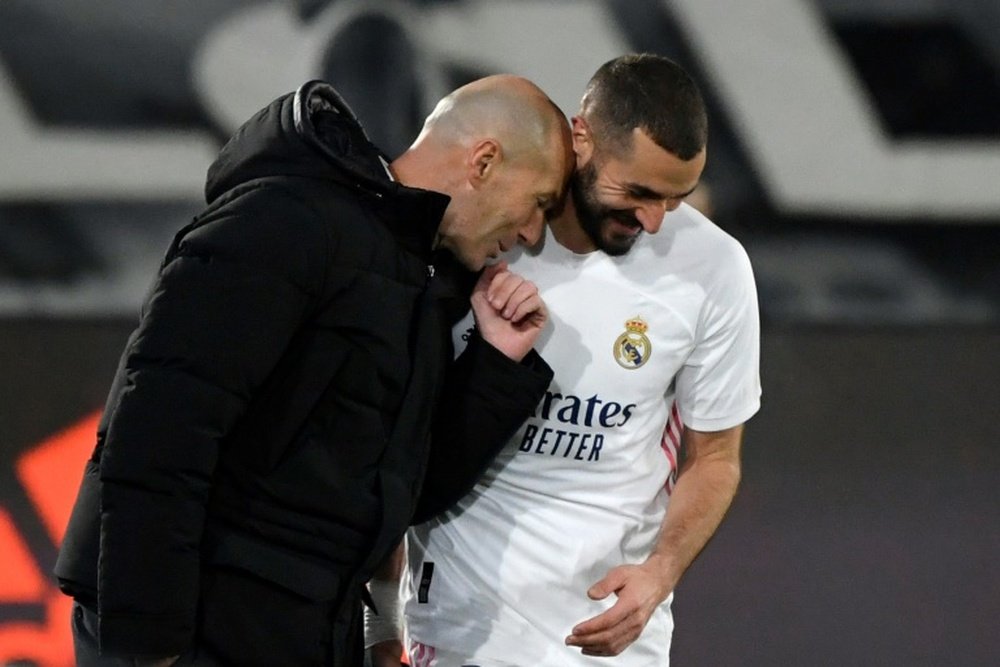 Zidane confía en que el premio sea para su ex pupilo Karim Benzema. AFP