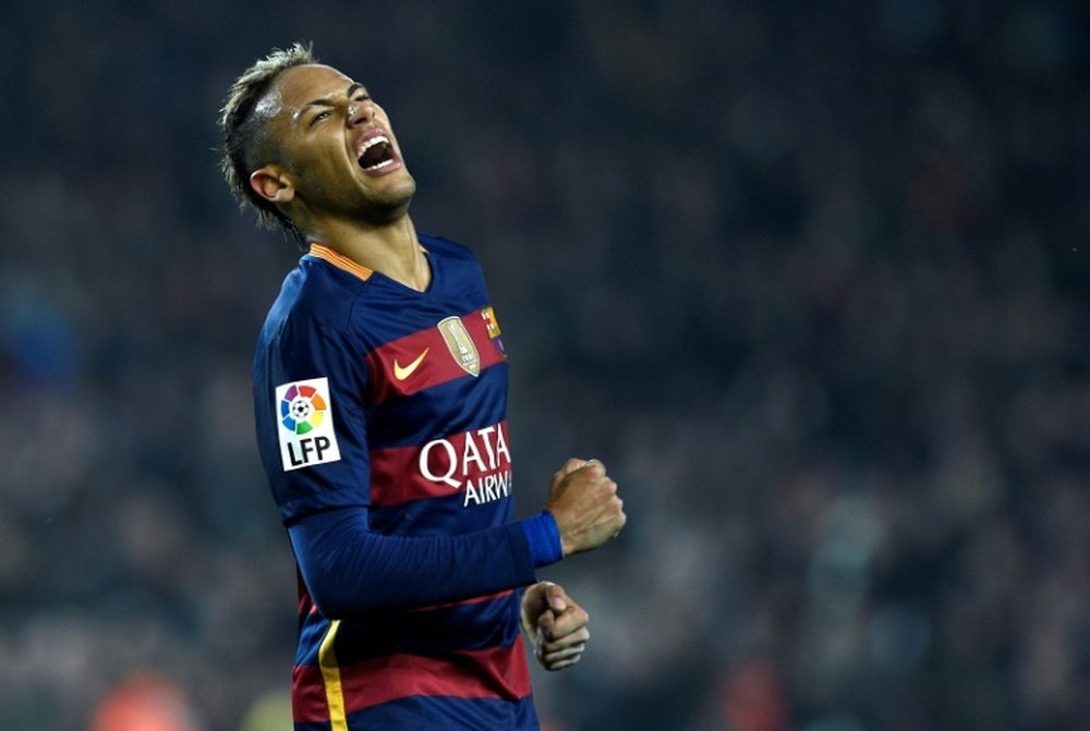 Neymar viveu novela envolvendo os dois gigantes espanhóis. AFP
