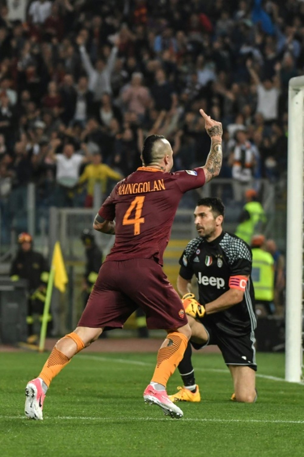 Le milieu de terrain de l'AS Rome, Nainggolan, célèbre un but contre la Juventus. AFP