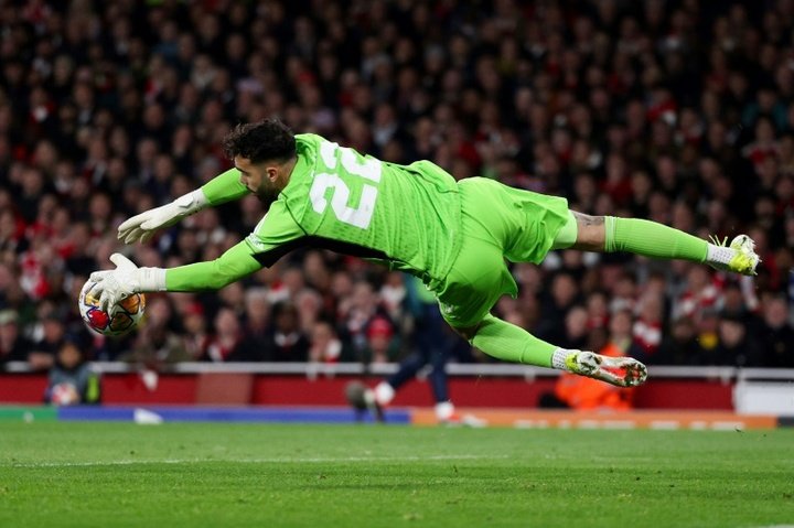 Former Tottenham legend questions whether Raya is 'even a goalkeeper'