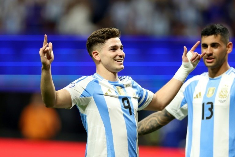 Julián e Lautaro prolongam a felicidade na noite de Messi