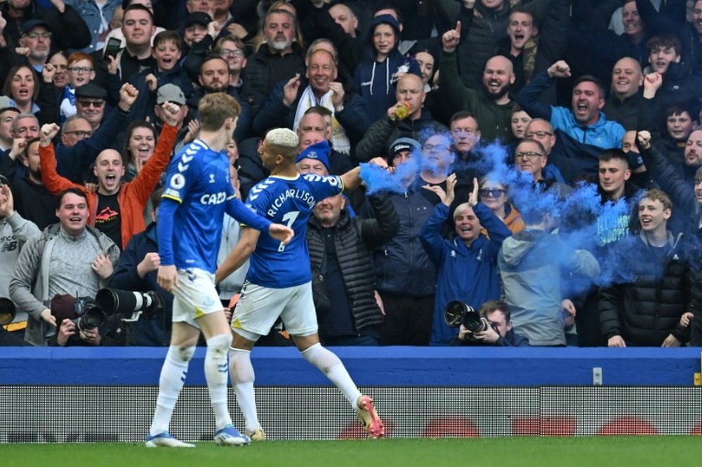 Richarlison, baja en su debut por una celebración que hizo con el Everton. AFP