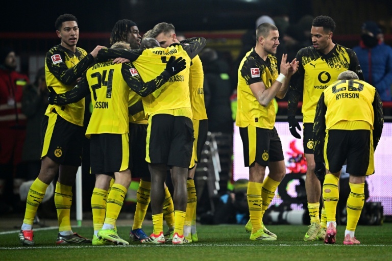 Dortmund edge closer, stay on fringes