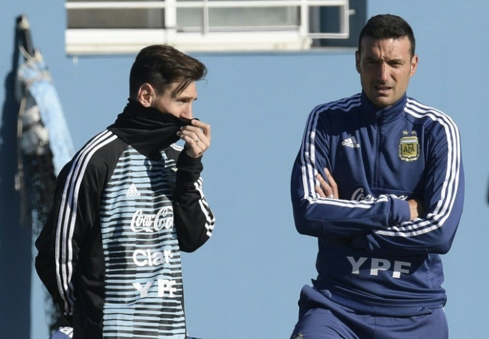 Scaloni defende que Messi deverá ser visto como mais um pelos seus companheiros. AFP