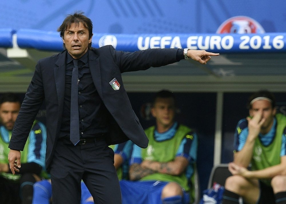 Antonio Conte dijo adiós a Italia y ya piensa en el Chelsea. AFP