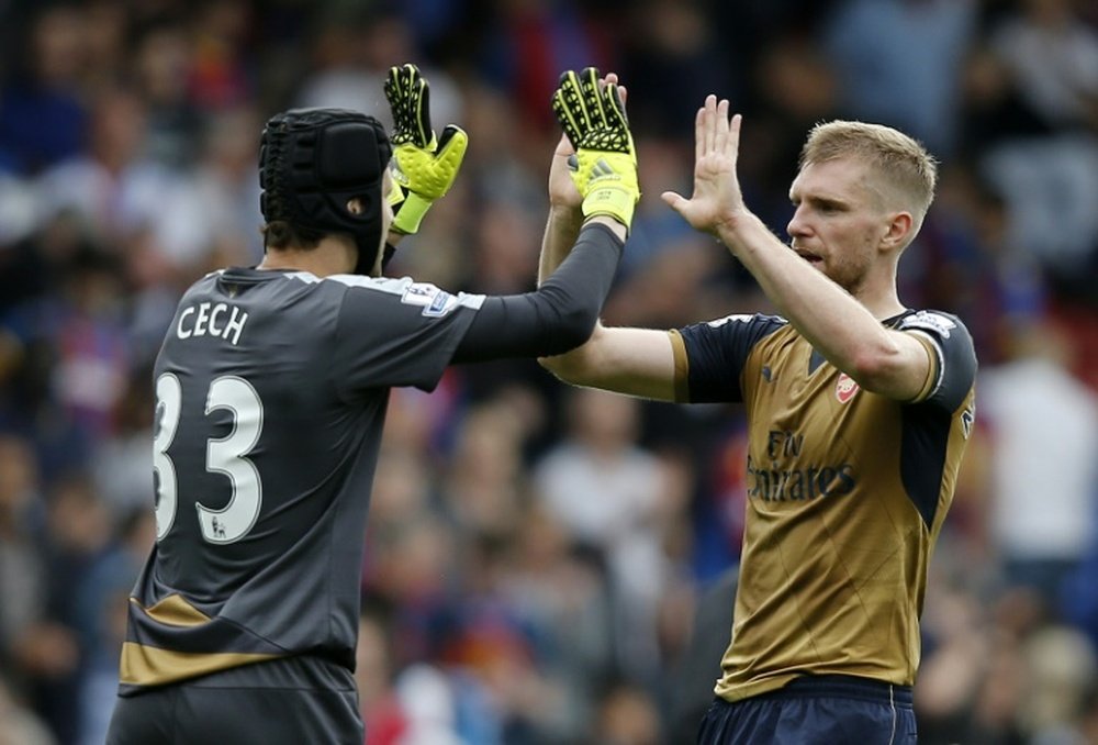 Arsenals goalkeeper Petr Cech (L) and Per Mertesacker celebrate win after their English Premier League match against Crystal Palace, at Selhurst Park in south London, on August 16, 2015