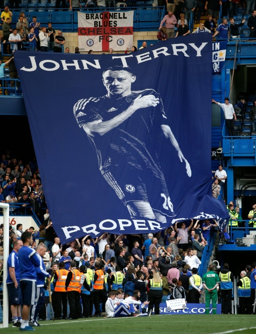 Stamford Bridge homenajeó a Terry en el último partido de la temporada. AFP
