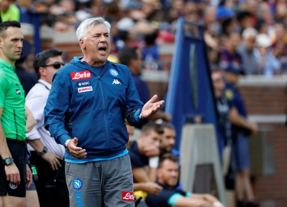 Ancelotti agacé par les vestiaires du stade de Naples. AFP