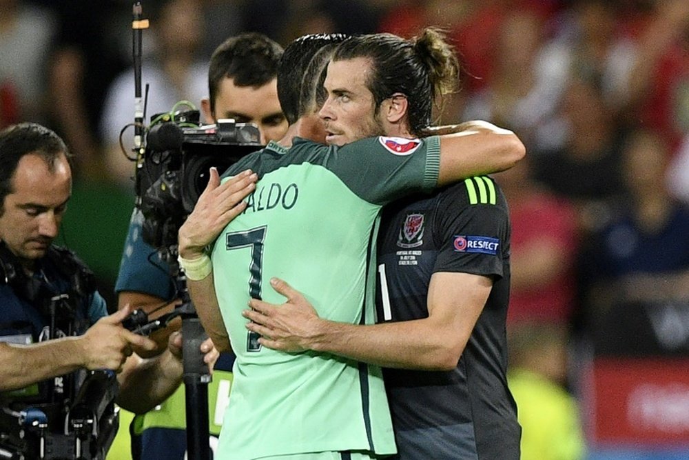 Gareth Bale et Cristiano Ronaldo après la victoire du Portugal face au Pays de Galles dans l'Euro.
