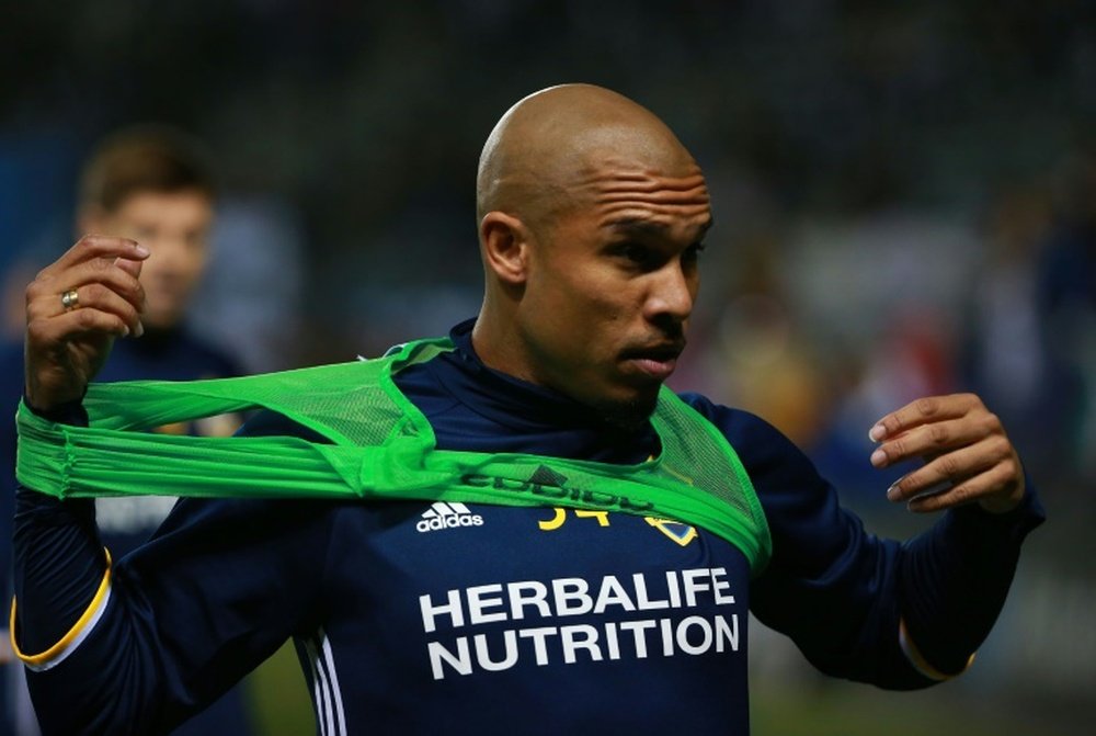 Nigel de Jong of Los Angeles Galaxy puts on a practice jersey during warm up prior to their MLS match against D.C. United at StubHub Center on March 6, 2016 in Carson, California