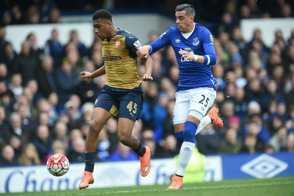 Arsenal striker Alex Iwobi (L) is challenged by Everton defender Ramiro Funes Mori. BeSoccer