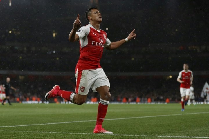 Alexis mantiene al Arsenal con vida en la lucha por la Champions