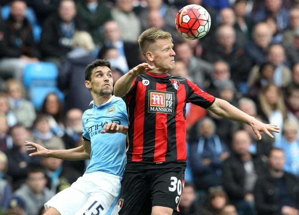 Ritchie (R) challenges with Manchester City's Jesus Navas. BeSoccer