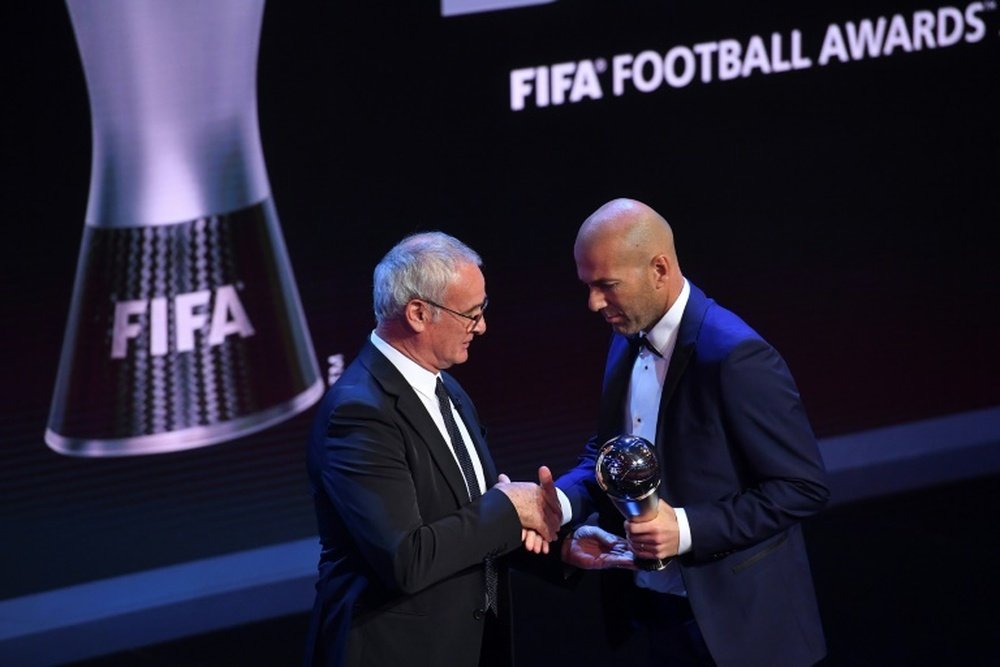 Zidane se llevó el premio al mejor entrenador. AFP/Archivo