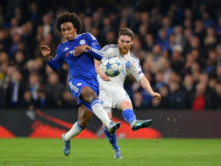 Mourinho rescued by Willian's bolt from the blue