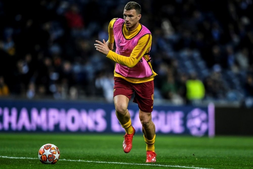 Dzeko está cerca de marcharse de la Roma. AFP