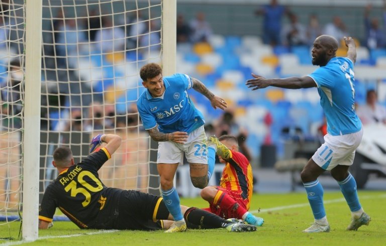 Di Lorenzo leva o Napoli à vitória e abre cinco pontos de vantagem