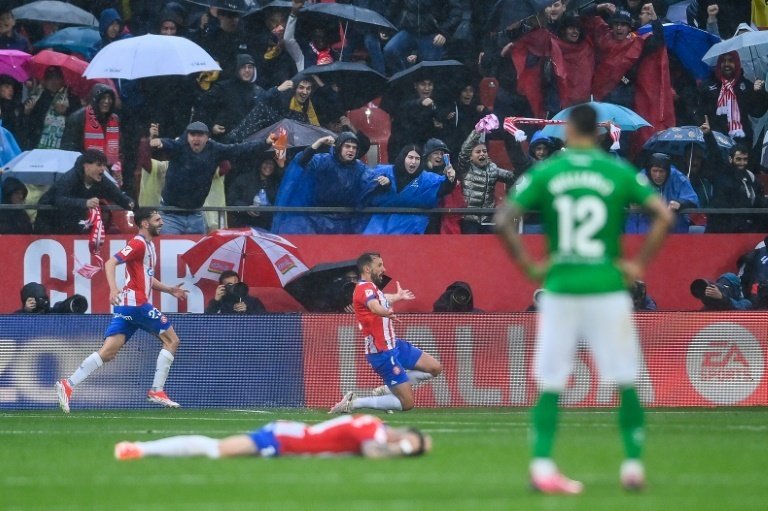 Cristhian Stuani celebra el gol de la victoria ante el Real Betis en el descuento.-