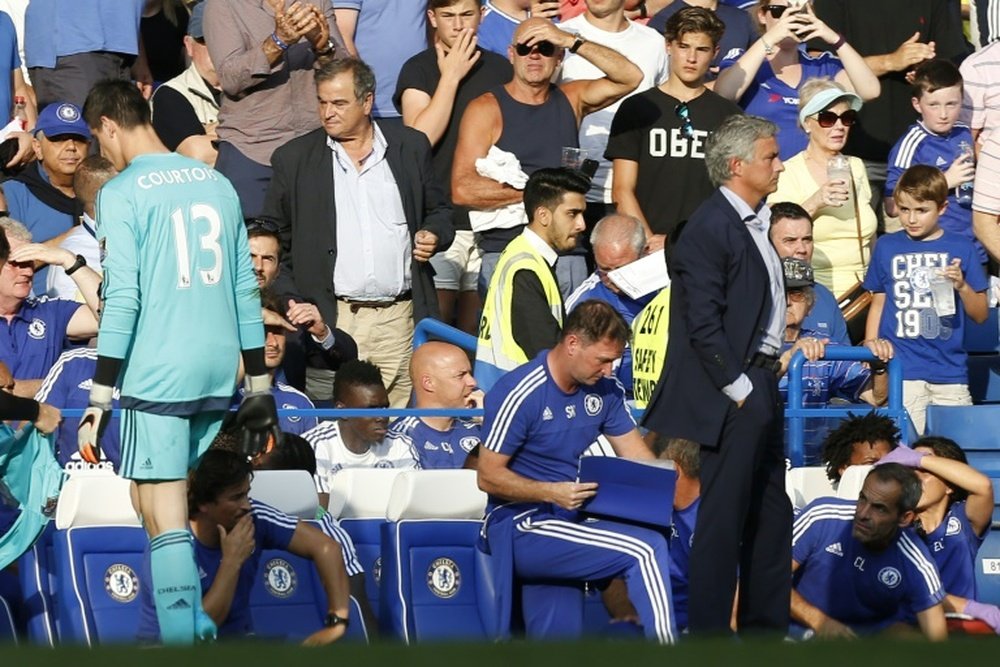 Chelseas goalkeeper Thibaut Courtois (L) leaves the pitch past manager Jose Mourinho (R) after being sent off during an English Premier League football match against Swansea City at Stamford Bridge in London, August 8, 2015
